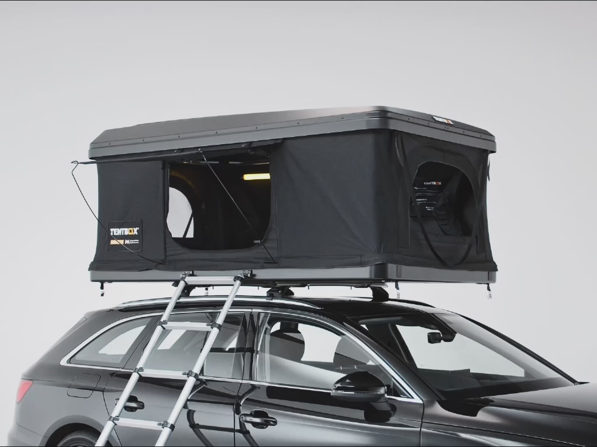 [autoplay]The TentBox Classic roof tent 360 open and closed on top of a vehicle