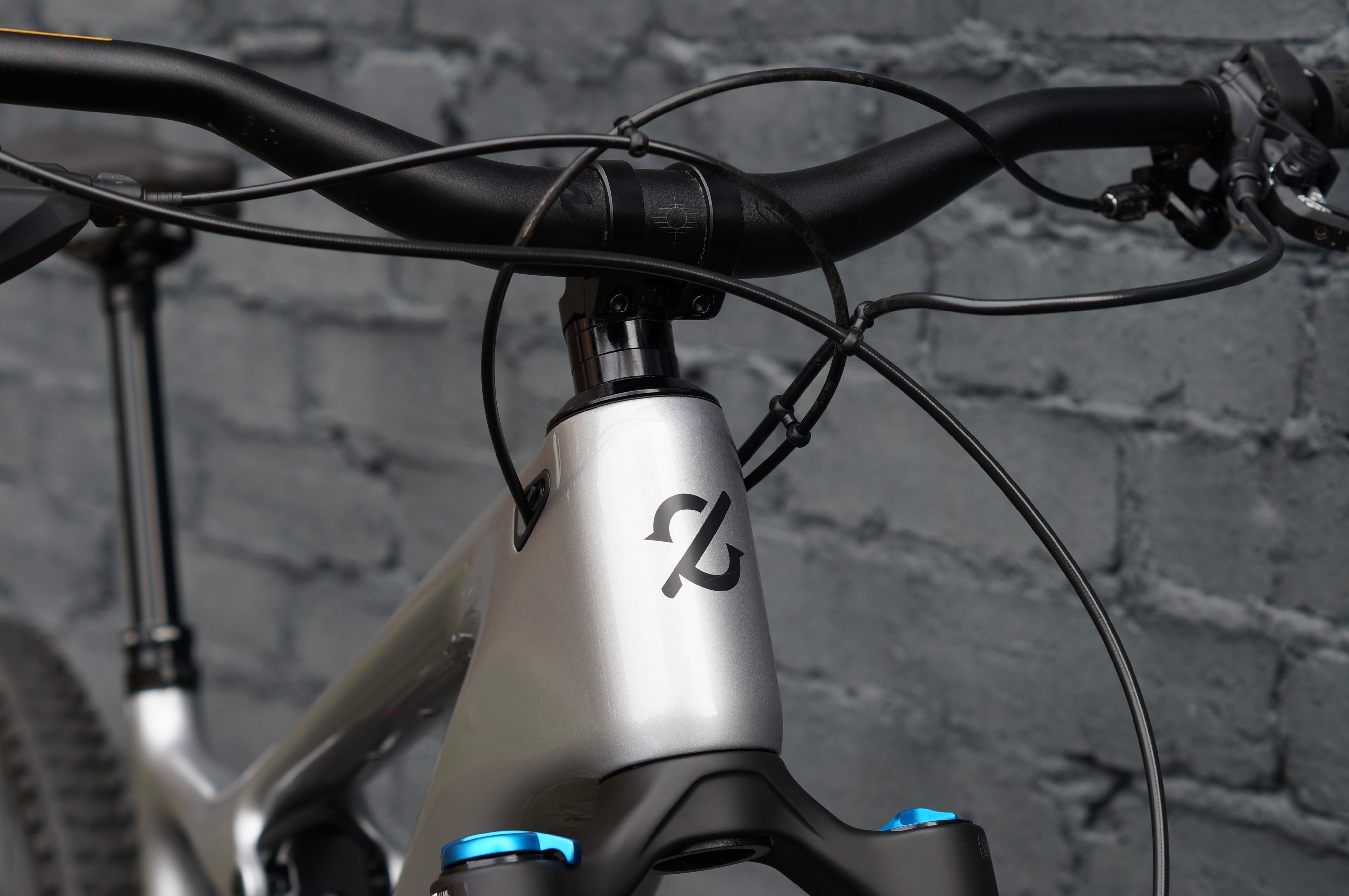 Hire - Amflow PL Carbon - 800WH