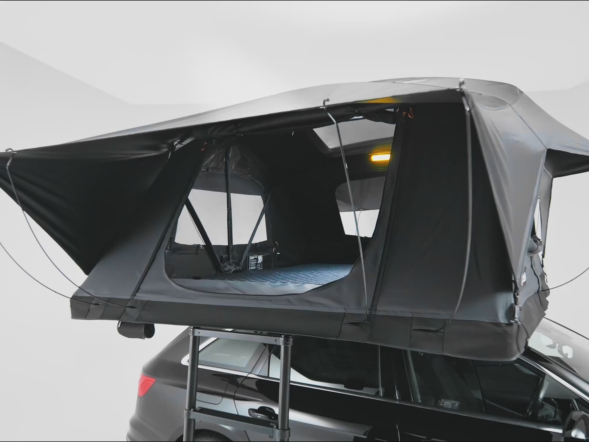 A 360 shot of the internals of the Flint TentBox Lite XL roof tent on a vehicle.[autoplay]